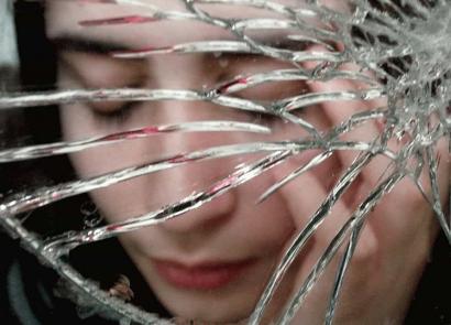 Разбитое зеркало – приметы, суеверия и что делать чтобы избежать неприятностей