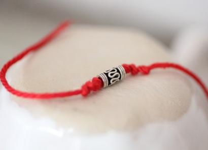 Красная нить на руке: магия, значение, как правильно её носить, где купить Звезды носят красную нитку на запястье